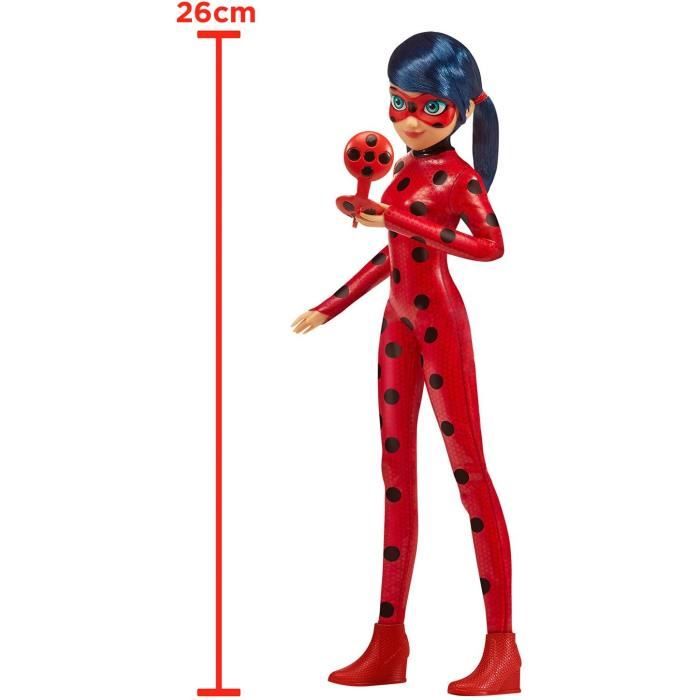 BANDAI - Miraculous Ladybug - Poupée mannequin 26 cm - Ladybug avec son téléphone - Nouveau costume effet vinyle - P50028