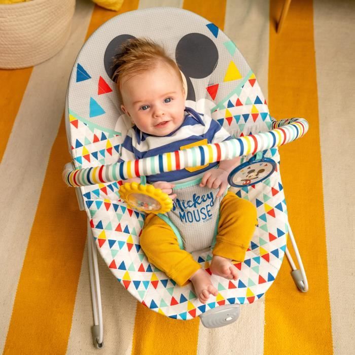 DISNEY BABY Transat Mickey Triangles Multicolores, Vibrations, 2 Jouets, Harnais 3 point d'attache, Lavable en machine