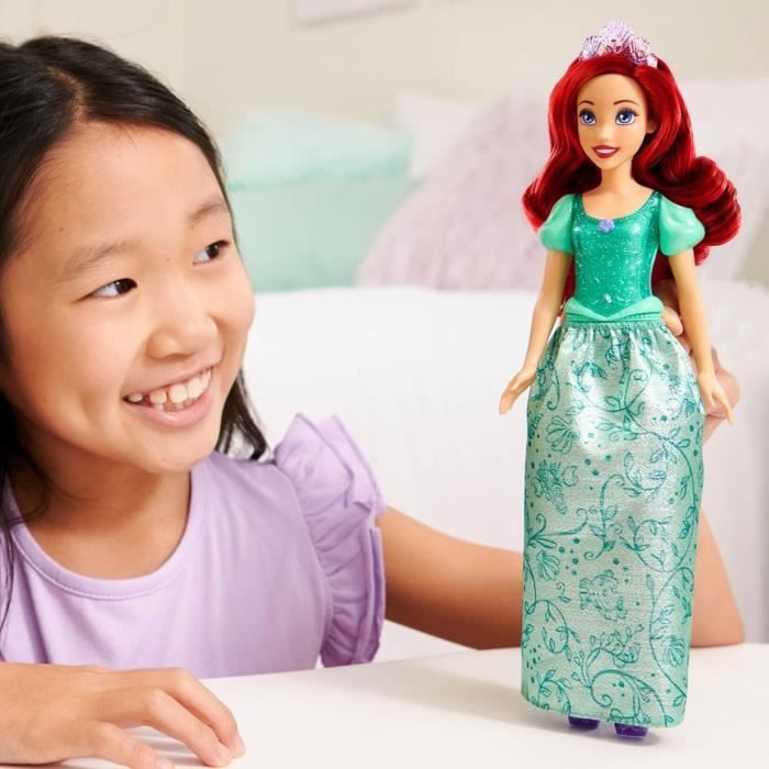 Mattel Disney Coffret Princesses Étincelantes avec 13 poupées avec habillage scintillant et accessoires, Des 3 ans, HPG74