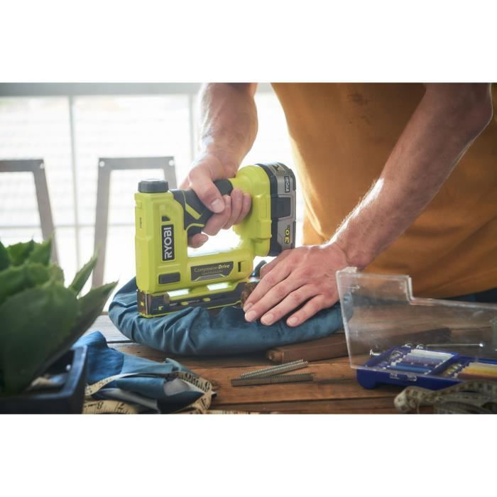 RYOBI - Agrafeuse 18V ONE+ - agrafes dos 9,4 mm, longueur 6,35 mm a 14,3 mm - chargeur 90 agrafes + Agrafes et crochet - R18ST50-0